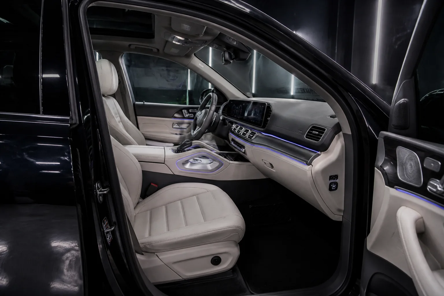 Svijetli premium interijer Mercedes-Benz GLE vozila nakon detailinga i zaštite kože
